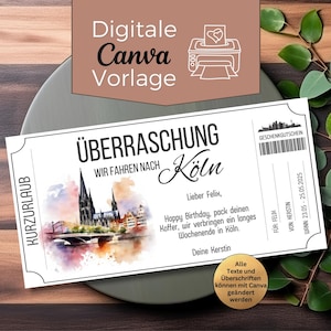 Könnte beinhalten: Ein weißes Ticket mit dem Text "ÜBERRASCHUNG WIR FAHREN NACH Köln" und einer Aquarellillustration einer Stadt. Das Ticket enthält den Text "Happy Birthday, pack deinen Koffer, wir verbringen ein langes Wochenende in Köln."