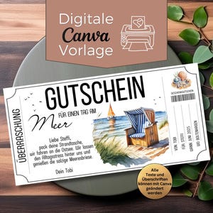 Op de afbeelding: Een cadeaubon met een strandthema. De hoofdtekst luidt "GUTSCHEIN" en "FÜR EINEN TAG AM Meer". De afbeelding bevat een aquarel illustratie van een strandstoel, zeilboot en de tekst "Digital Canva Vorlage".