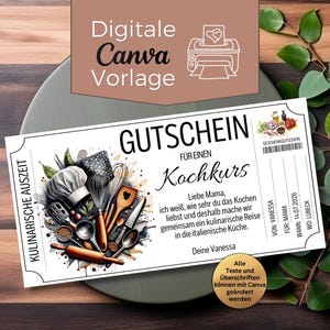 Könnte beinhalten: Eine digitale Canva-Vorlage für einen Gutschein für einen Kochkurs. Das Design zeigt Küchenutensilien, eine Kochmütze und Text auf Deutsch. Der Gutschein liegt auf einem grauen Teller mit Grünzeug im Hintergrund.