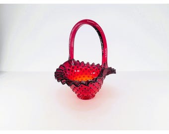 Vintage Fenton Amberina Hobnail Glaskorb mit gerüschtem Rand und aufgesetztem Griff, 8 Zoll, Logo