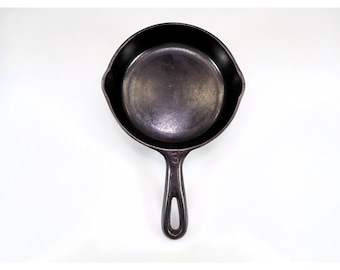 Vintage Unmarked Vollrath No 3 Cast Iron Skillet Outer Heat Ring Sits Flat