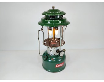 Linterna Coleman vintage de 220 F con doble repisa, marzo de 1964, globo de Pyrex, funcionando