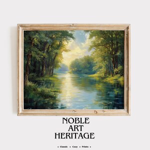 Puede incluir: Pintura de paisaje enmarcada que representa una serena escena fluvial. La obra presenta un río que fluye a través de un bosque, con árboles que bordean las orillas. La pintura está en un marco de madera. El texto "NOBLE ART HERITAGE" está en la parte inferior.