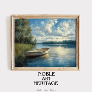 Op de afbeelding: Een ingelijst landschapsschilderij toont een serene meerzicht met een kleine boot. Het kunstwerk toont een lichtgekleurde boot die in de buurt van de grasrijke oever drijft, onder een bewolkte blauwe lucht. De tekst "NOBLE ART HERITAGE" staat onderaan.