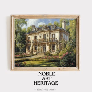 Puede incluir: Impresión enmarcada de una mansión señorial con fachada clara, balcones y tejado oscuro. La obra de arte está rodeada de exuberante vegetación y un césped bien cuidado. El texto "NOBLE ART HERITAGE" está en la parte inferior.