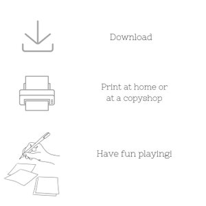 Pu&ograve; includere: Un download stampabile di un gioco. L'immagine mostra un'icona di download, un'icona di stampante e una mano che scrive su un pezzo di carta. Il testo dice "Download", "Stampa a casa o in una copyshop", e "Buon divertimento a giocare!"
