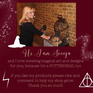 Puede incluir: Gr&aacute;fico granate con una mujer, un sombrero de bruja y una jaula para p&aacute;jaros. El texto dice "Hi I am Svenja" y "I love creating magical art and designs for you, because I'm a POTTERHEAD, too."
