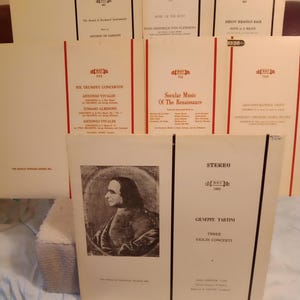 Könnte beinhalten: Set aus drei Keramikbechern mit gesprenkelter, matter Oberfläche. Die Becher sind in Creme-, Hellgrau- und Dunkelgrautönen gehalten. Jede Tasse hat ein schlichtes, minimalistisches Design.