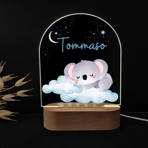 Lampe LED enfant personnalisée avec socle en bois et koala dans les nuages Lampe lumineuse nominative enfant personnalisée Cadeau personnalisé Lampe bébé personnalisée image 1