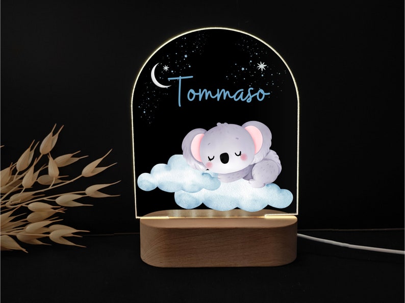 Lampe LED enfant personnalisée avec socle en bois et koala dans les nuages Lampe lumineuse nominative enfant personnalisée Cadeau personnalisé Lampe bébé personnalisée image 1