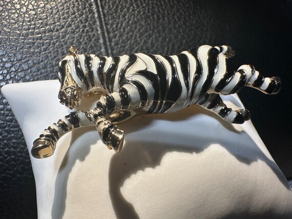 CINER signed  Vintage ZEBRA brooch/ Ciner Lg Zebr… - image 7