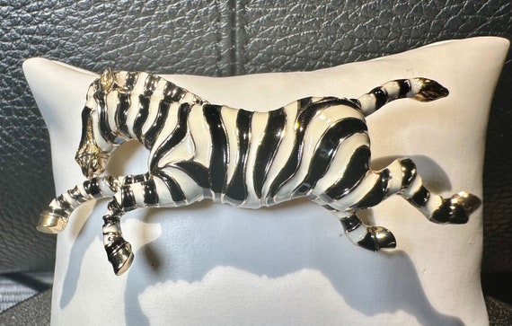 CINER signed  Vintage ZEBRA brooch/ Ciner Lg Zebr… - image 1