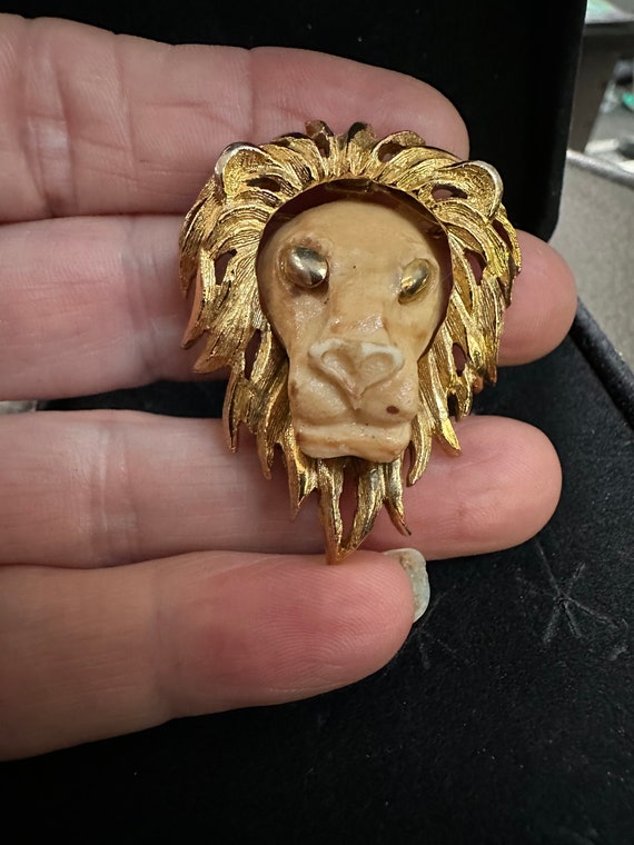 Lion head brooch - see the roar! Beautiful gold s… - image 3