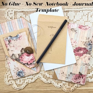 Puede incluir: Un modelo de diario de cuaderno con el texto "No Glue - No Sew Notebook - Journal - Template". El kit incluye papel con estampado floral, un sobre marrón con el texto "Wildflower", un lápiz y un elemento decorativo.