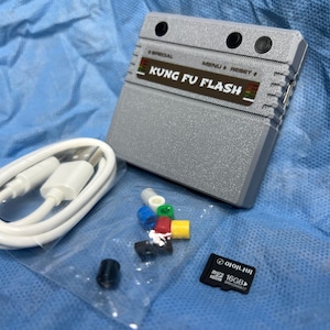 Commodore C64 / C128 用 Kung Fu Flash カートリッジ - 組み立て済みキット