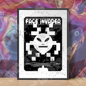 Könnte beinhalten: Schwarz gerahmtes Poster mit dem Text "FACE INVADER" über einer pixeligen Alien-Grafik. Der Alien hat große Augen und einen kleinen Mund. Der Hintergrund ist schwarz mit weißen Sternen und einer pixeligen Landschaft.