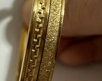 Goldfarbenes Edelstahl-Armreif mit Glitzer und Ketten-Detail, eleganter Manschetten-Stil