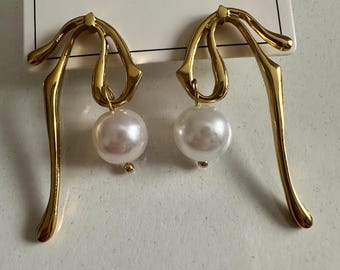 Gold-colored stainless steel pearl drop earrings