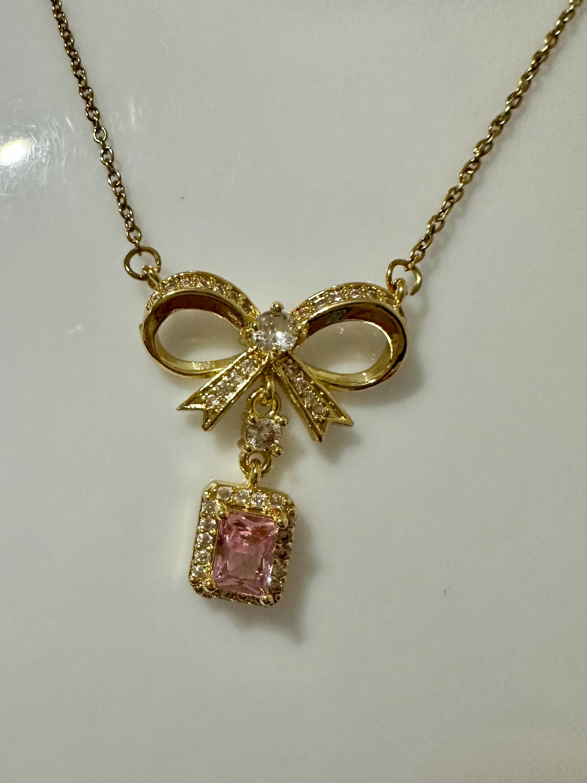 Glitter ストーン付きゴールドネックレス ピンクの宝石とラインストーンのディテールが施されたゴールドカラーの