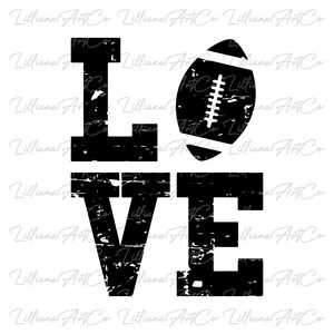 Puede incluir: Diseño gráfico negro y desgastado con la palabra "LOVE" y un balón de fútbol en lugar de la "O". La fuente es audaz y en bloques, con un efecto texturizado y desgastado. La imagen está sobre un fondo blanco.