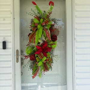 Wunderlicher Weihnachts Swag / X großer Weihnachts Swag / Haus Tür Swag / Große Bougee Schleifen / Fun Weihnachten Swag / Roter und grüner Weihnachten Swag