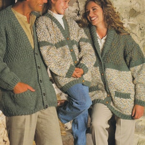 Può includere: Tre persone indossano cardigan di maglia verde, marrone e bianco. I cardigan sono realizzati con un filato spesso e hanno un motivo a righe. Il testo "Super Chunky / Super Bulky Stylecraft Braemar Yarn 26-52 ins" è visibile nella parte superiore dell'immagine.