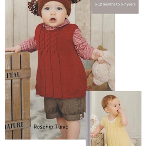 Puede incluir: Dos prendas de punto para niños. Una túnica roja sin mangas con un patrón de punto de cable y un vestido amarillo de manga corta con un patrón de punto de cable. El texto "Rosehip Tunic" y "Crocus Dress" está impreso debajo de cada artículo.