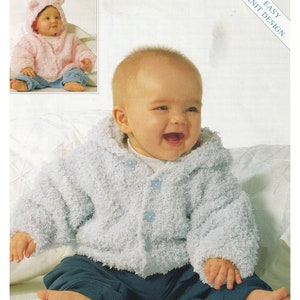 Op de afbeelding: Een lichtblauw babyjasje met een capuchon en oortjes. Het jasje is gemaakt van zacht, dik garen en is ontworpen voor baby's van 0-3 maanden tot 2 jaar oud. Het jasje heeft een knoopsluiting en is gemakkelijk te breien.