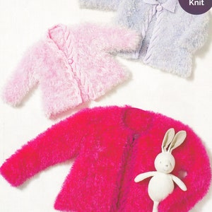 以下が含まれることがあります： ピンク、パープル、レッドの3色のベビー用ニットジャケット。ジャケットはふわふわの糸でできており、フロントにケーブルニットの模様があります。画像には「Jackets 0-6 months to 6-7 years」と「Easy Knit」のテキストが表示されています。