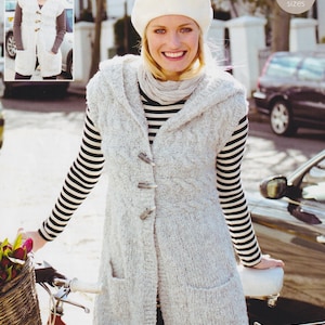Könnte beinhalten: Eine weiße, gestrickte, ärmellose Strickjacke mit Kapuze, Knöpfen und Taschen. Die Strickjacke wird von einer Person mit einem weißen Barett und einem gestreiften Shirt getragen. Der Text "CHUNKY" befindet sich oben im Bild. Der Text "81/86 - 132/137cm 32/34 - 52/54" befindet sich oben rechts im Bild. Der Text "Includes larger sizes" befindet sich unten rechts im Bild.