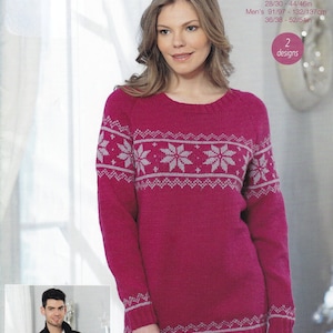 Peut inclure: Deux patrons de tricot pour un pull et une veste avec un motif de flocon de neige. Le pull est rose avec des flocons de neige blancs et la veste est noire avec des flocons de neige blancs. Le texte sur l'image indique "Ski Jumper & Jacket Mens / Womens DK Yarn 2 designs".