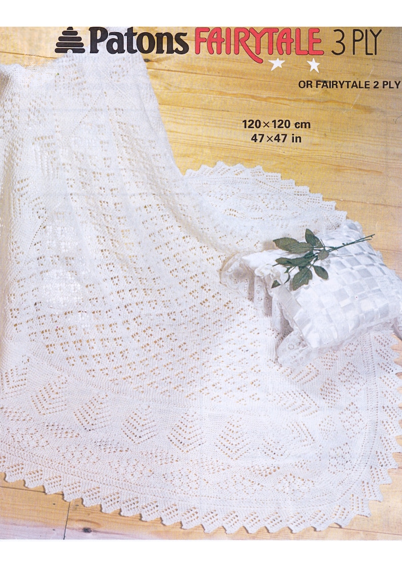 K&ouml;nnte beinhalten: Eine wei&szlig;e geh&auml;kelte Babydecke mit einem zarten Spitzenmuster. Die Decke ist 47 x 47 Zoll gro&szlig; und aus Patons Fairytale 3-f&auml;digem Garn gefertigt.