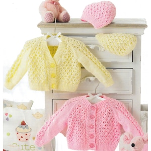 Puede incluir: Dos cárdigans de punto para bebé, uno amarillo y otro rosa, con botones. Los cárdigans están hechos con un patrón de punto calado. DK / 8 Ply Yarn. Prematuro a 12 meses. 12 a 20 pulgadas.