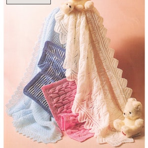 Könnte beinhalten: Vier gestrickte Babydecken in Weiß, Blau, Rosa und Hellblau. Die Decken sind mit verschiedenen Maschenmustern gearbeitet und werden übereinander gestapelt. Der Text auf dem Bild lautet "Shawls & Pram Blankets DK / 8 Ply and 4 Ply Options".