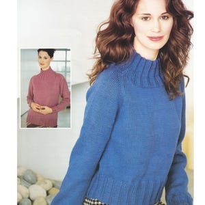 Könnte beinhalten: Eine Frau trägt einen blauen Strickrollkragenpullover. Das Bild enthält ein kleineres Inset-Foto einer Frau, die einen rosa Rollkragenpullover trägt. Der Text im Bild lautet "DK / 8 Ply Yarn" und "32 to 42 inches" (81 bis 107 cm).