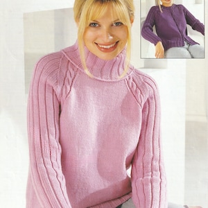 Puede incluir: Un suéter de punto rosa con cuello alto y detalle de punto de cable en los hombros. El suéter se muestra en una modelo que lo lleva con jeans. El texto "DOUBLE KNITTING" está en la parte superior de la imagen. El texto "32 - 42 INS (81 - 107 CM)" está en la parte superior derecha de la imagen.