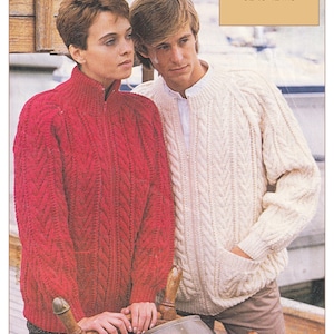 Puede incluir: Dos personas vistiendo suéteres de punto Aran con cierre frontal. Los suéteres son de color rojo y blanco. El texto "Aran / Worsted Zipped Front 32 to 42 ins" es visible en la imagen.