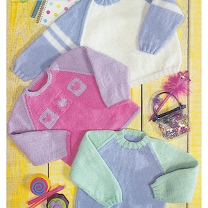 Op de afbeelding: Drie gebreide truien voor kinderen in verschillende kleuren en patronen. De truien zijn gemaakt van DK/8 draads garen en geschikt voor kinderen van 6 maanden tot 10 jaar. De truien zijn 20 tot 30 inch lang.
