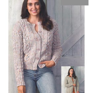 Op de afbeelding: Een lichtgrijs vest met knopen, kabelbreiwerk en kleurrijke spikkels. De trui wordt getoond op een persoon die een spijkerbroek draagt. De tekst op de afbeelding luidt "Aran / Worsted / 10 Ply" en "81/86 tot 122/127 cm".