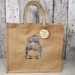 Jutetasche mit Stickmotiv. Frau mit Dutt. Maschinenstickerei. Personalisierte Jutetasche. Markttasche. Geschenkidee. Mitbringsel.