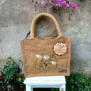 Jute Tasche mit wunderschönen Blumen bestickt. Markt Tasche , personalisierte Tasche , Geschenkidee, maschinenstickerei