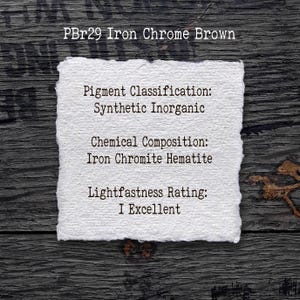 Puede incluir: Un cuadrado de papel blanco texturizado con bordes irregulares que contiene el texto impreso en negro: PBr29 Iron Chrome Brown, Pigment Classification: Synthetic Inorganic, Chemical Composition: Iron Chromite Hematite, Lightfastness Rating: I Excellent.