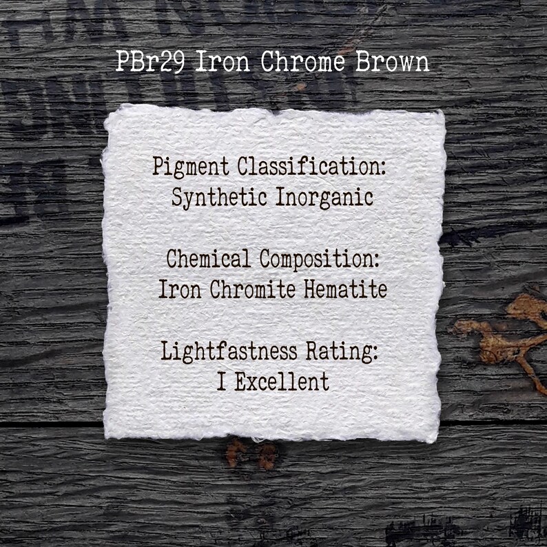 Puede incluir: Un cuadrado de papel blanco texturizado con bordes irregulares que contiene el texto impreso en negro: PBr29 Iron Chrome Brown, Pigment Classification: Synthetic Inorganic, Chemical Composition: Iron Chromite Hematite, Lightfastness Rating: I Excellent.