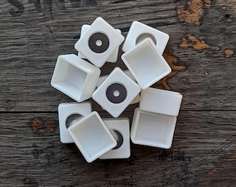 グアッシュと水彩絵の具用の空のプラスチック容器