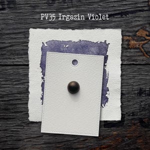 PV35 Irgazin-violet: handgemaakte aquarelverf, staal van kunstenaarskwaliteit op stippenkaart