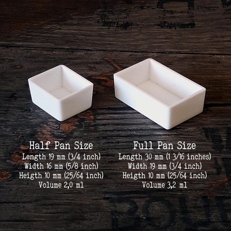 Puede incluir: Dos godets rectangulares blancos para acuarela. El medio godet mide 19 mm de largo, 16 mm de ancho, 10 mm de alto, con un volumen de 2,0 ml. El godet completo mide 30 mm de largo, 19 mm de ancho, 10 mm de alto, con un volumen de 3,2 ml.