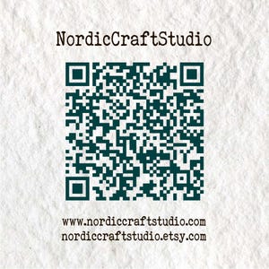 Puede incluir: Un c&oacute;digo QR cuadrado de color verde oscuro centrado sobre un fondo blanco texturizado. Encima del c&oacute;digo aparece el texto NordicCraftStudio. Debajo del c&oacute;digo se encuentran las direcciones web www.nordiccraftstudio.com y nordiccraftstudio.etsy.com.
