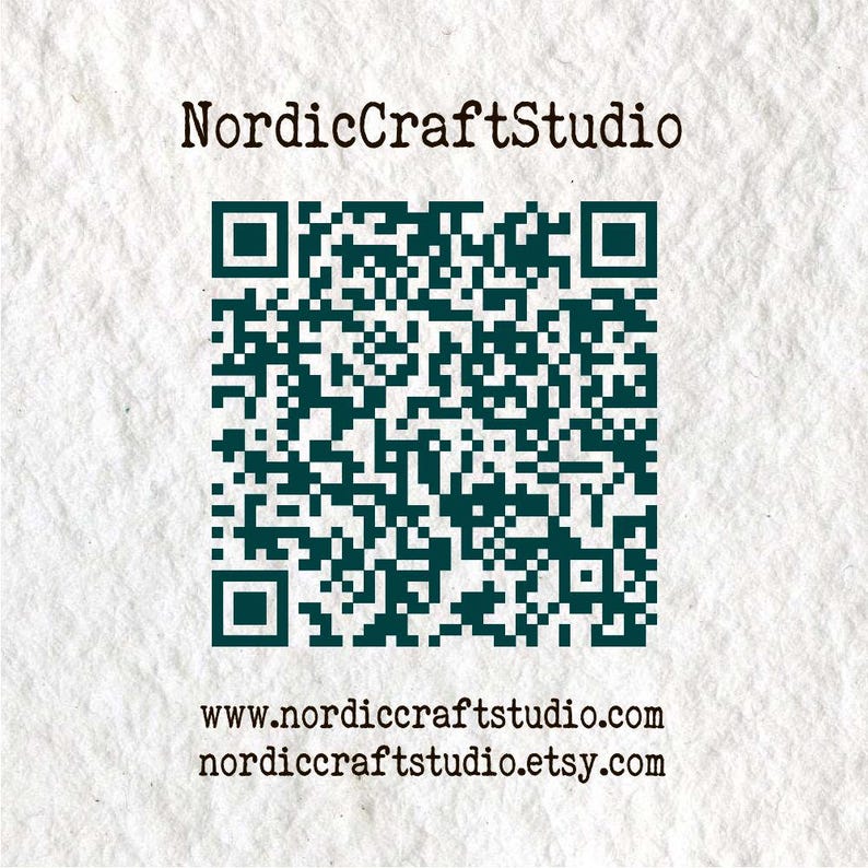 Puede incluir: Un c&oacute;digo QR cuadrado de color verde oscuro centrado sobre un fondo blanco texturizado. Encima del c&oacute;digo aparece el texto NordicCraftStudio. Debajo del c&oacute;digo se encuentran las direcciones web www.nordiccraftstudio.com y nordiccraftstudio.etsy.com.