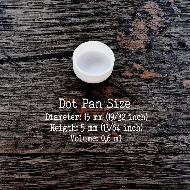 Puede incluir: Un peque&ntilde;o recipiente circular blanco con un di&aacute;metro de 15 mm, una altura de 5 mm y un volumen de 0,6 ml. El texto Dot Pan Size, Diameter: 15 mm (19/32 inch), Height: 5 mm (13/64 inch), Volume: 0,6 ml aparece en la imagen.