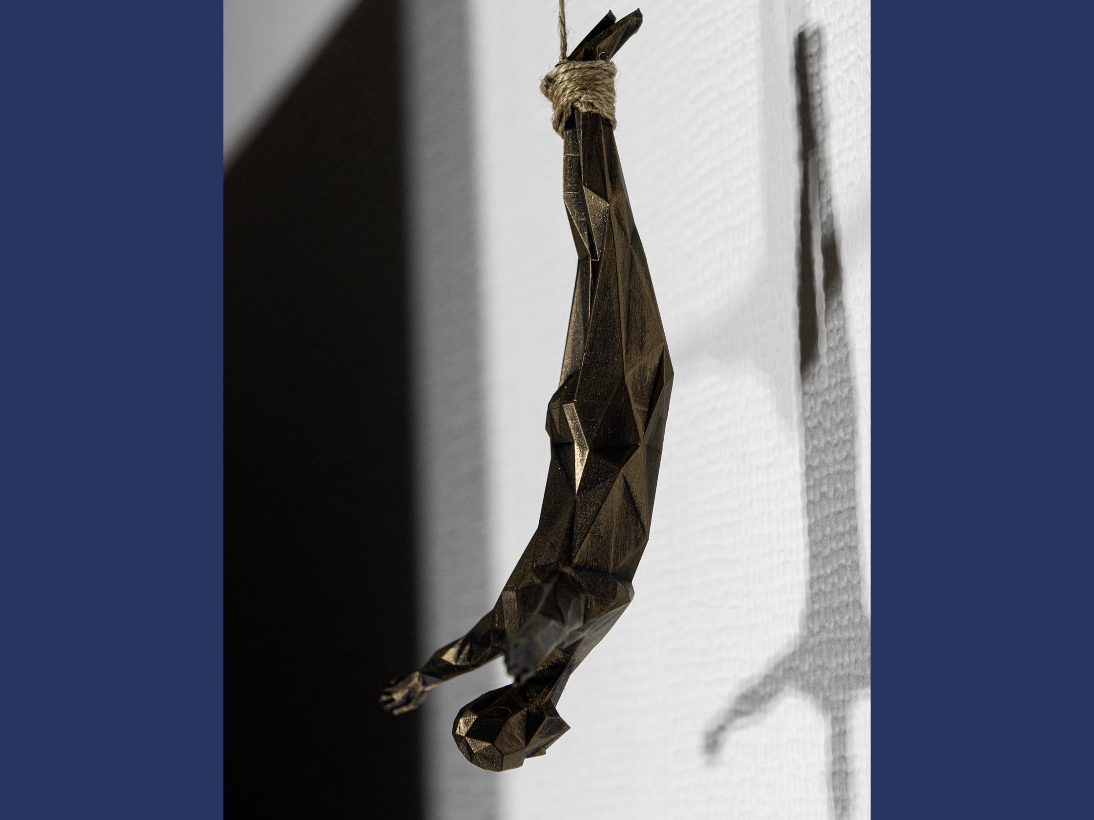 Grande statua da parete raffigurante un uomo che fa bungee jumping, color argento antico, appeso a un filo, ornamento da parete, subacqueo e arrampicatore. - Italia
